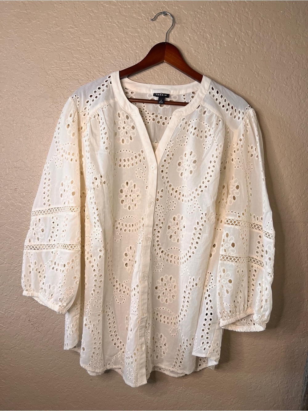 Torrid White Eyelet Button-Front Women's Top Size 2
